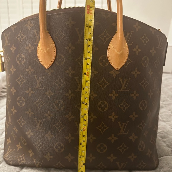 Authentic Louis Vuitton purse. Like new - Picture 8 of 8